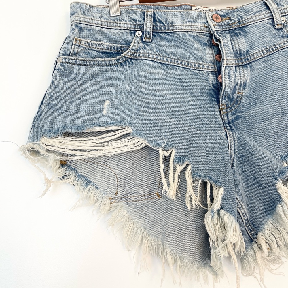 NWOT Free People Westwood Cutoff  Distressed Mid Rise High Low Short Size 31 - Picture 5 of 6